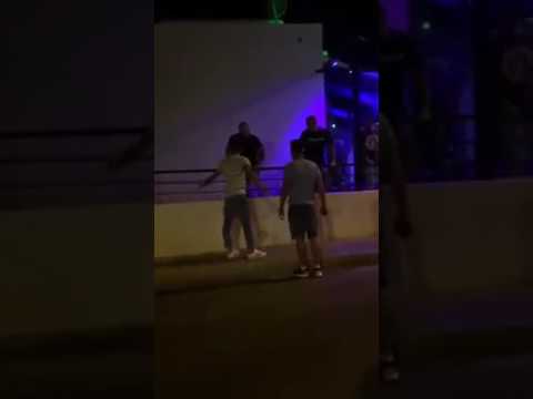 بالفيديو لحظة اعتداء حارس ملهى ليلي على شاب