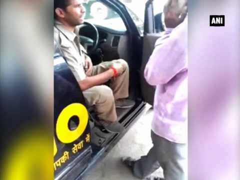 شاهد لحظة تلقي شرطي رشوة من سائق جرار في الهند