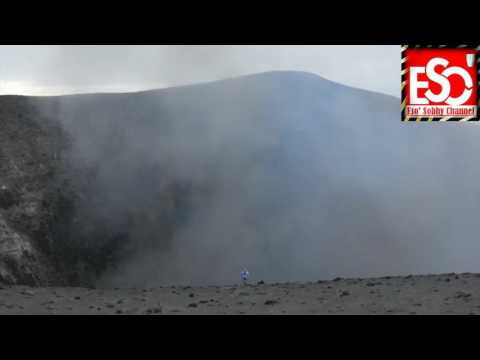 شاهد مراسل تجذبه المهنية إلى حافة بركان ويحصل على مفاجأة