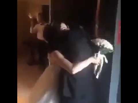 رد فعل عريس لحظة رؤية عروسه بفستان الزفاف