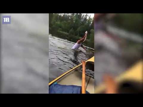 صياد يطارد سمكة فرت من سنارته