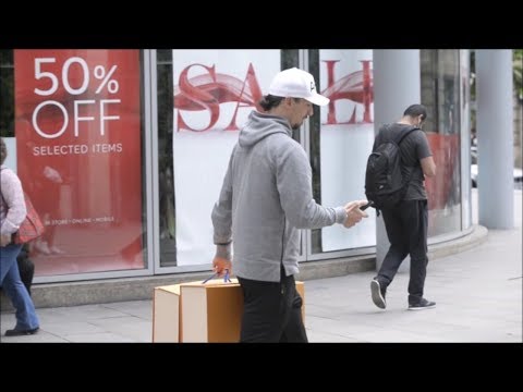 شاهد السلطان زلاتان إبراهيموفيتش يتجوّل في شوارع مانشستر