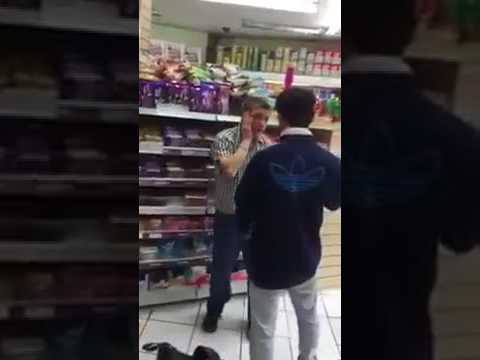 شاهد بائع يلقّن لصًا سرق هاتفه المحمول درسًا قاسيًا