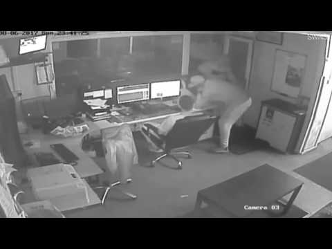 شاهد ملثم يهاجم موظفين من أصول عربية في بريطانيا
