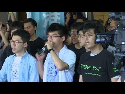 شاهد شرطة هونغ كونغ تفض تجمعا لمتظاهرين يرددون نحلم ببلد يملؤه الأمل