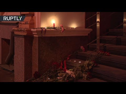شاهد سكان موسكو يتضامنون بالورود مع الشعب الإسباني