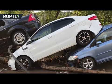 شاهد طوفان من الطين يحوِّل طريقا سريعًا إلى كومة سيارات