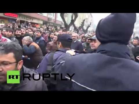 رئيس الشرطة التركيَّة يضرب مرؤوسه لعدم استعماله الغاز المسيّل للدموع