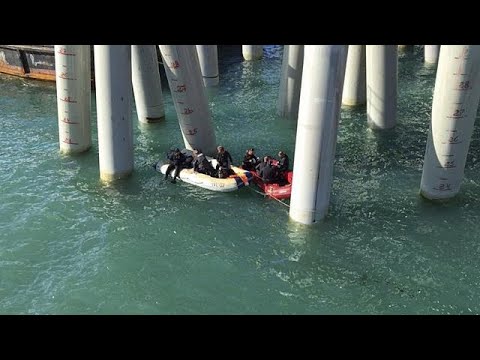 شاهد مقتل 16 شخصا في انقلاب حافلة في البحر في روسيا