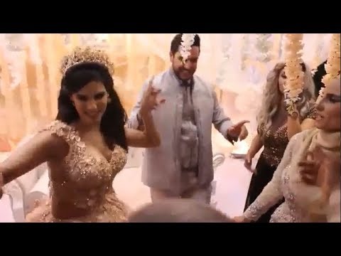 وسط تشجيع كبير من الحضور والمعازيم