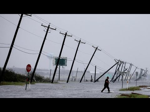 شاهد إعصار هارفي يودي بحياة شخصين والظلام يخيّم على هيوستن