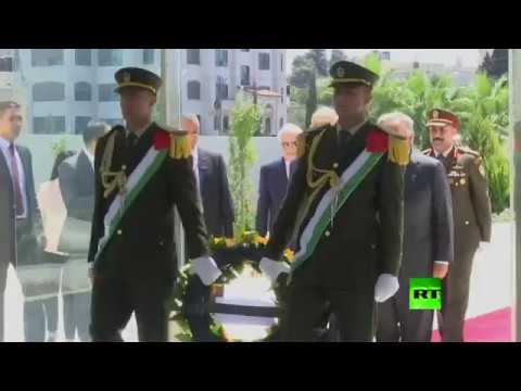 شاهد غوتيريس يضع إكليلا من الزهور على ضريح عرفات