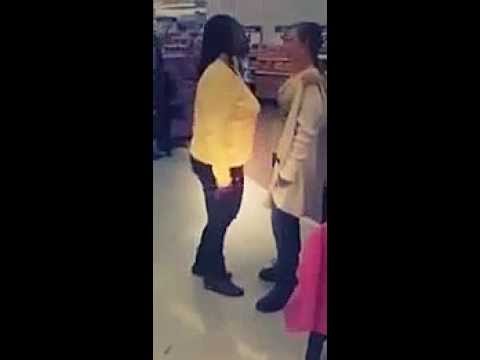 معركة عنيفة بين امرأة وعاملة في أحد المراكز التجارية