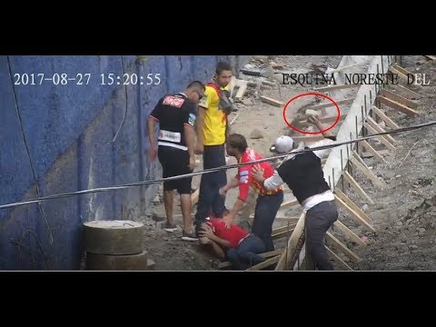 شاهد حرب شوارع بين الجماهير في كوستاريكا