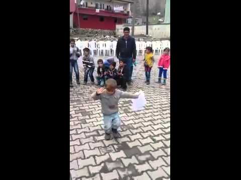 طفل عمره 4 سنوات يرقص بمهارة مذهلة