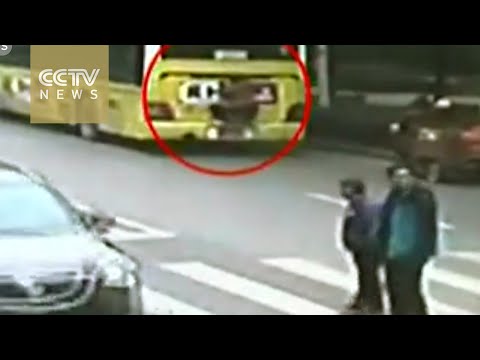 رجل يستخدم أسلوب سبايدر مان لركوب الأتوبيس