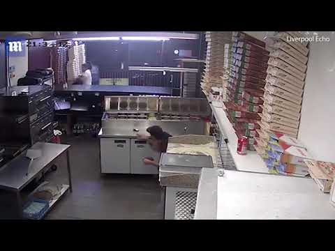 شاهد بلطجي يفجر صندوق ألعاب نارية في مطعم