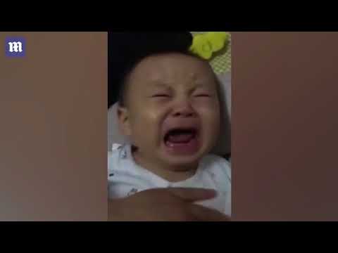 ام ترصد رد فعل رضيعها عند سماع عطسة والده