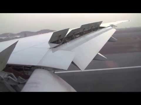 هبوط طيران الإمارات 777