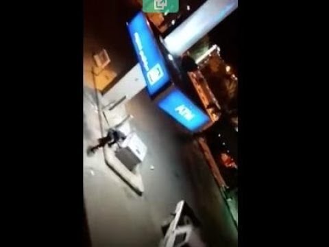 لحظة سرقة لصوص لصراف آلي في السعودية