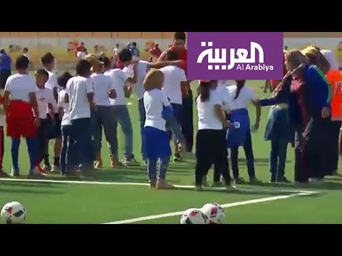 شاهد ملعب لكرة القدم يفرح سكان مخيم الزعتري