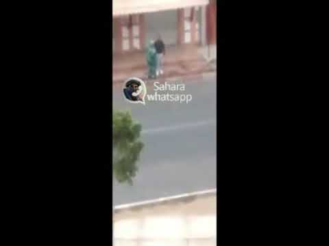 شاهد لحظة اعتداء شاب على فتاة بطريقة بشعة وسرقتها