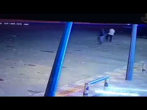 لحظة اقتحام مراهقين محلا تجاريا ومحاولة دهس الحراس