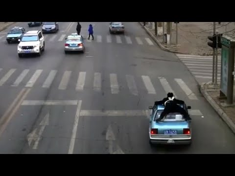 شرطي يعرض حياته للخطر لاعتقال سائق