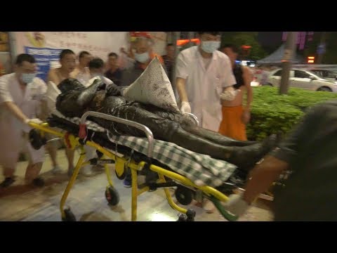 شاهد  لحظة إنقاذ عمال صرف صحي في الصين