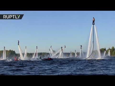 شاهد 60 بشريًا يطيرون فوق الماء