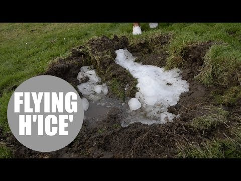 سقوط كتلة جليدية من السماء فى حديقة منزل