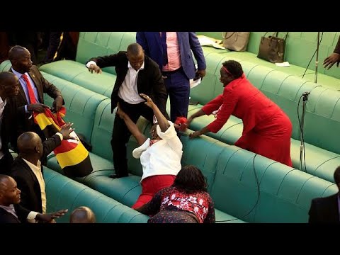عراك عنيف بين نواب في البرلمان الأوغندي بسبب مشروع قانون الرئاسة