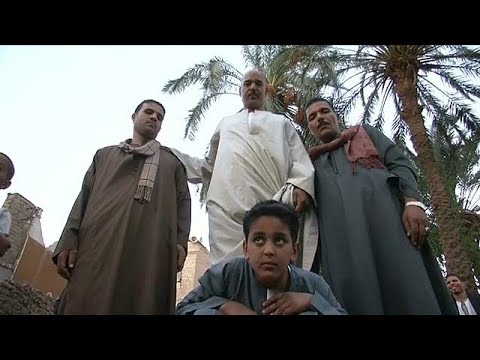شاهد طفل مصري ذو قوى خارقة يأكل الزجاج ويحتمل النار