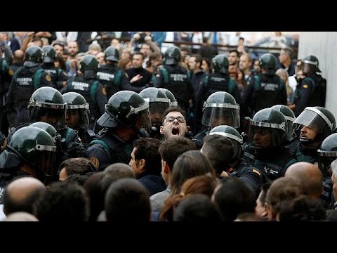 شاهد إصابة العشرات في اشتباكات مع مؤيدي الاستفتاء في كتالونيا