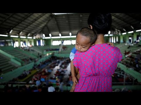 بالفيديو  إخلاء أكثر من 135 ألف شخص في إندونيسيا