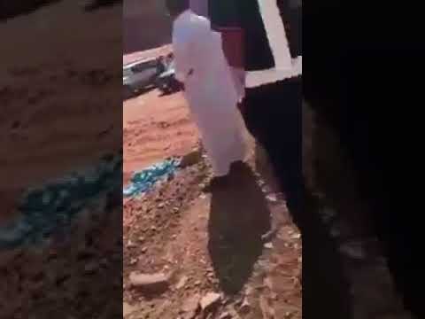 شاهد سعودي يُفاجئ قاتل ابنه قُبيل لحظات من إعدامه