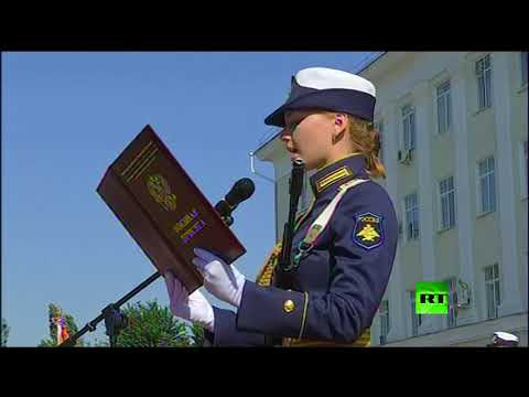 شاهد 16 فتاة تؤدي القسم في مدرسة الطيران الحربي العليا