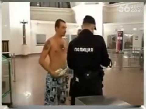 شاب يحاول المزاح مع ضابط شرطة