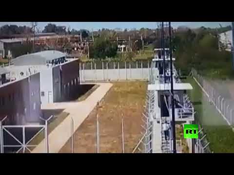 شاهد لحظة هروب 5 نزلاء من سجن بيريس في الأرجنتين