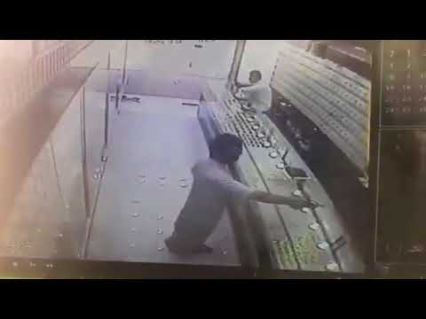 شاهد لحظة إطلاق شخص النار على العاملين داخل محل ذهب