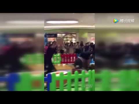 شاهد خناقة بين مجموعة رجال داخل مول أمام أطفالهم