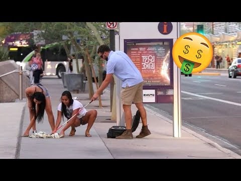 شاهد رد فعل الناس عندما يسقط مبلغ 1 مليون دولار إلى رجل أعمى