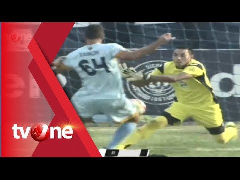 شاهد وفاة حارس مرمى داخل الملعب في الدوري الأندونيسي