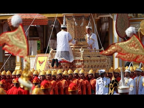 شاهد عشرات الآلاف يحتشدون في العاصمة التايلاندية لحضور جنازة الملك الراحل
