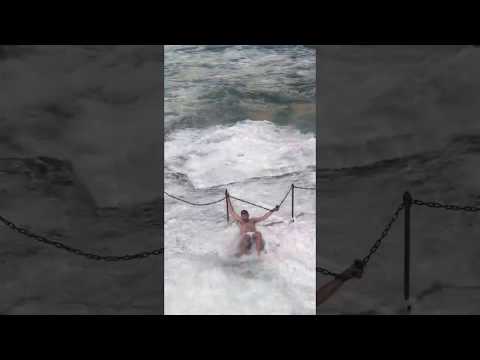 شاهد فيديو صادم لرجل عنيد حاول التقاط سيلفي على منحدر مياه