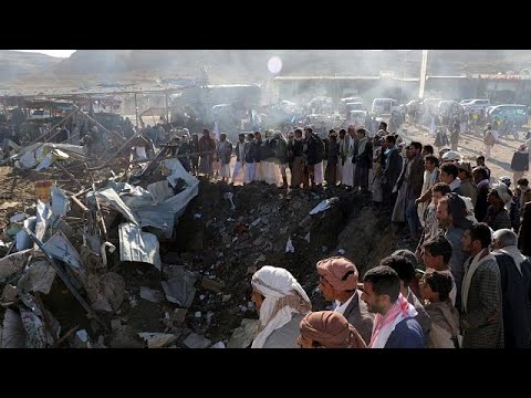 شاهد غارة جوية تقتل 26 شخصا على الأقل في اليمن