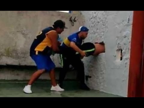 مشجع يلقى مصرعه أثناء دخوله الملعب عبر فتحة بالجدار