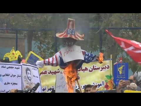 شاهد إيران تعرض صاروخًا وتصف ترامب بـالمجنون