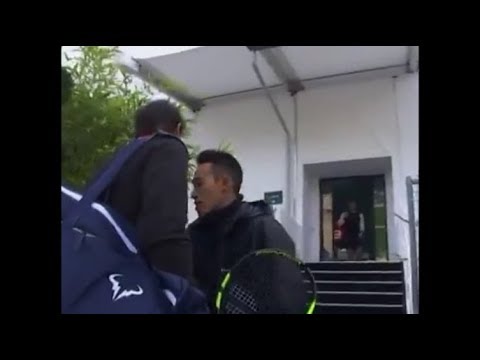 شاهد حارس أمن كرة التنس جهل يضع نادال في موقف محرج