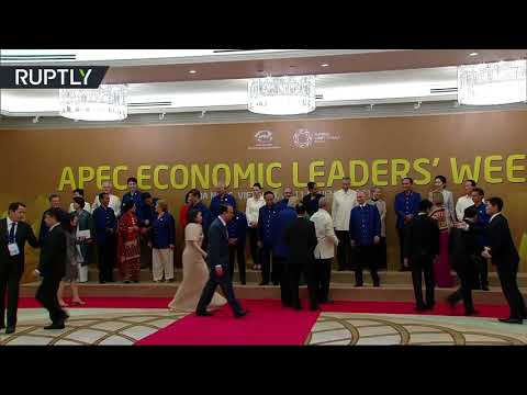 شاهد مصافحة بوتين وترامب أثناء التقاط صورة جماعية لزعماء دول أبيك